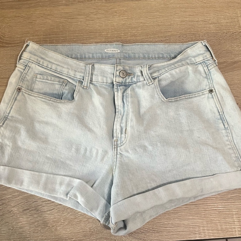 Old Navy Boyfriend Denim Short. Size 8.‎